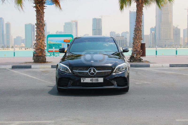 zwart Mercedes-Benz C200 2020 for rent in Dubai 9